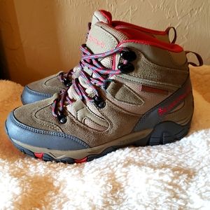 NEW Bearpaw hiking boots.
